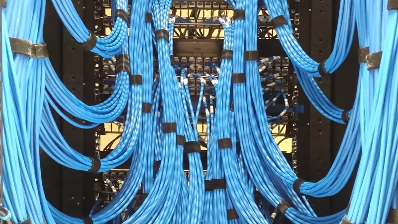 Panel de conexiones y distribución de subredes en rack de telecomunicaciones